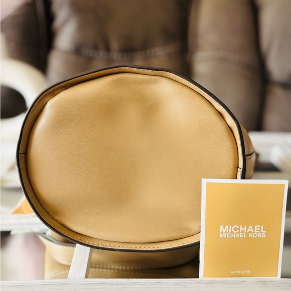 π MICHAEL KORS shoulder/crossbody leather bag. Retail $298 - Picture 6 of 8